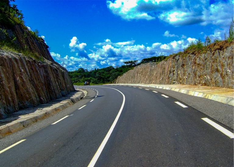 Projet de réhabilitation de la route Ayos Bonis (lot 1 : Ayos Abong Mbang) 131 Kms