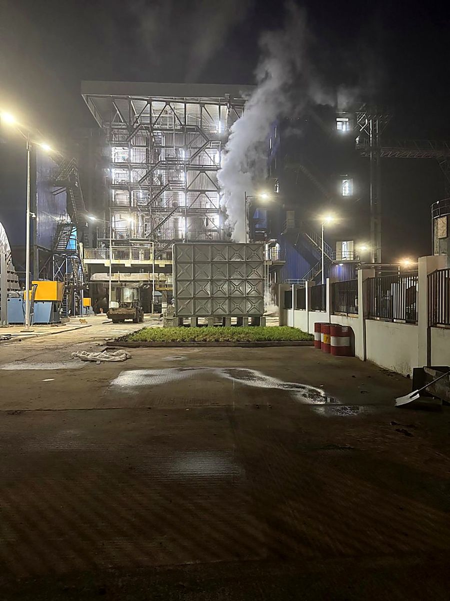 Vue de nuit de la centrale à turbine à vapeur du projet EVAGS en Gambie