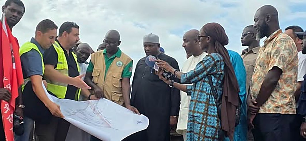Le Président Adama Barrow reçoit une présentation du projet sur plan à Genieri