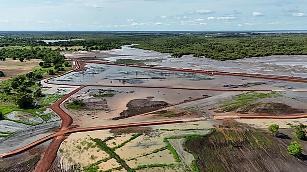Vue aérienne des travaux d'aménagement hydroagricole du site de Genieri